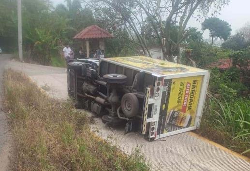 Camión volcado en Santa Margarita, Misantla