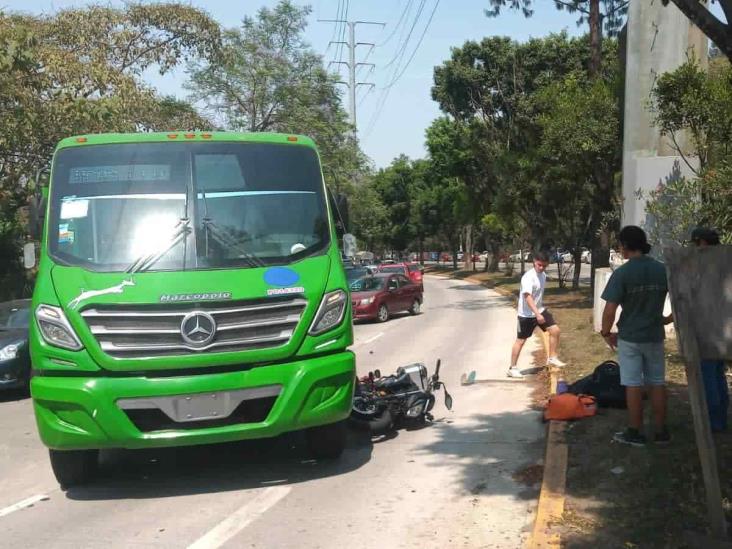 Motociclista y autobús chocan en bulevar Guízar y Valencia, en Xalapa