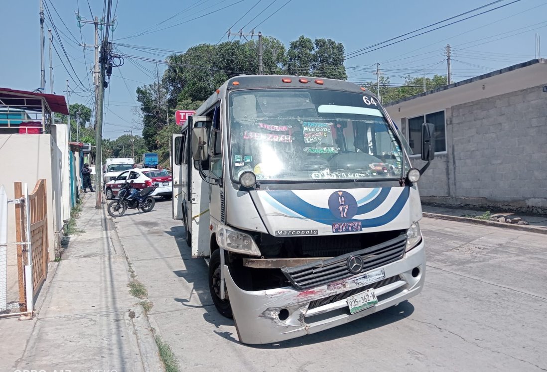 Aparatoso accidente entre microbus y taxi en San Andrés Tuxtla termina con saldo blanco