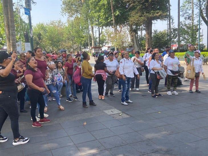 En el centro de Xalapa, marchan en apoyo a Rocío Nahle; piden parar violencia política