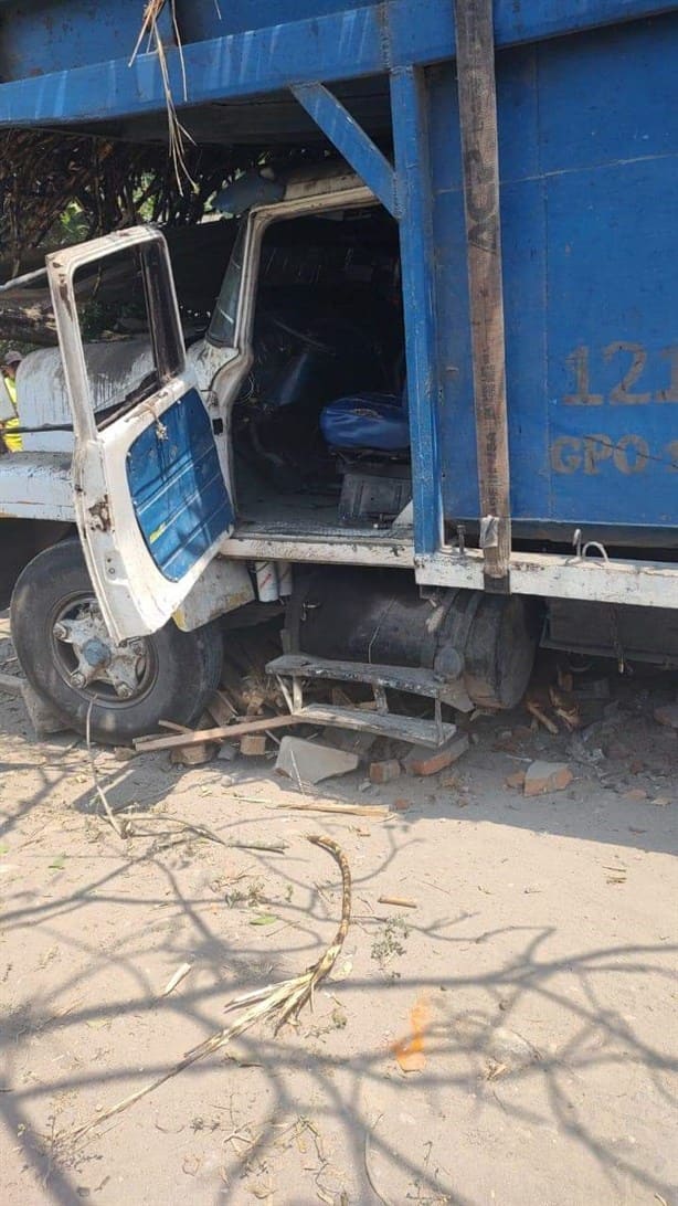 Camión cañero se queda sin frenos y atropella a peatón en Paso de Ovejas, Veracruz