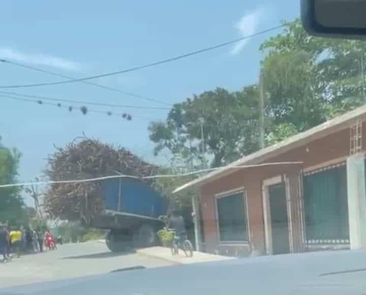 Camión cañero se queda sin frenos y atropella a peatón en Paso de Ovejas, Veracruz