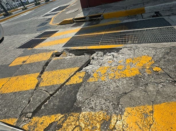 Alertan por socavón en líneas peatonales en el Centro Histórico de Veracruz