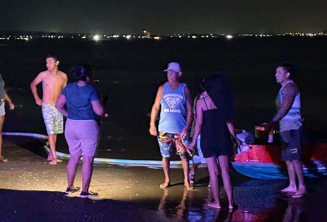 Pescadores de Antón Lizardo rescatan a padre e hijo varados en una lancha