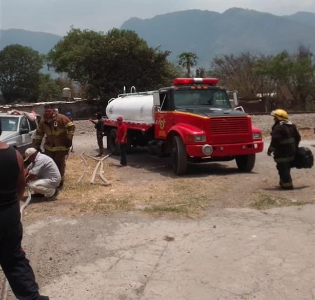 Voraz incendio arrasa con vivienda en Nogales