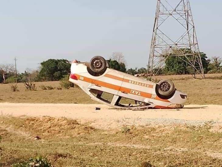 Vuelca taxi de Acayucan en San Juan Evangelista