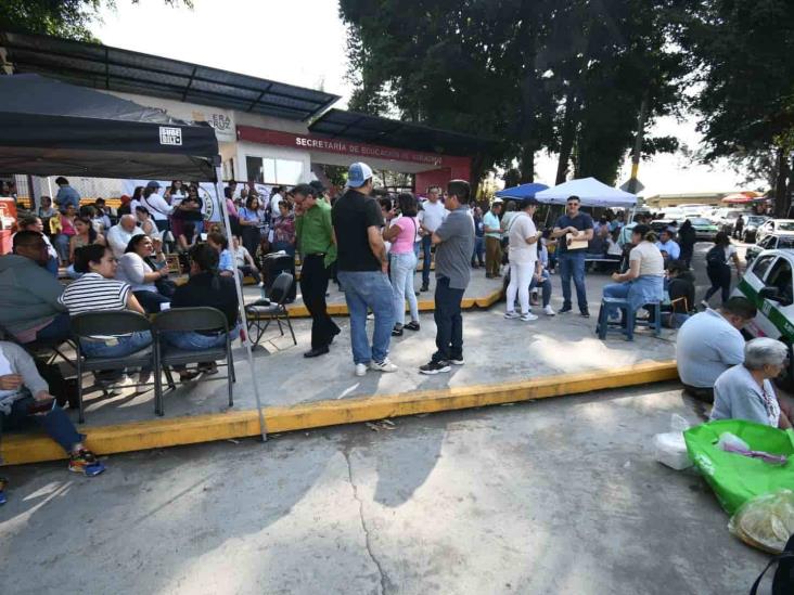 Agremiados sindicales toman la SEV en Xalapa; esto exigen