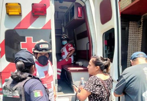 Motociclista arrolla a mujer de la tercera edad en avenida en Xalapa
