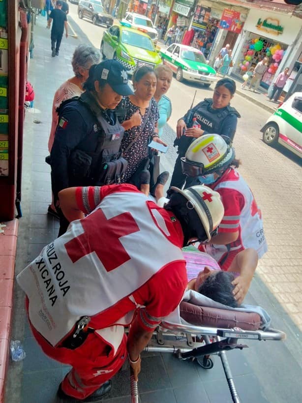 Motociclista arrolla a mujer de la tercera edad en avenida en Xalapa