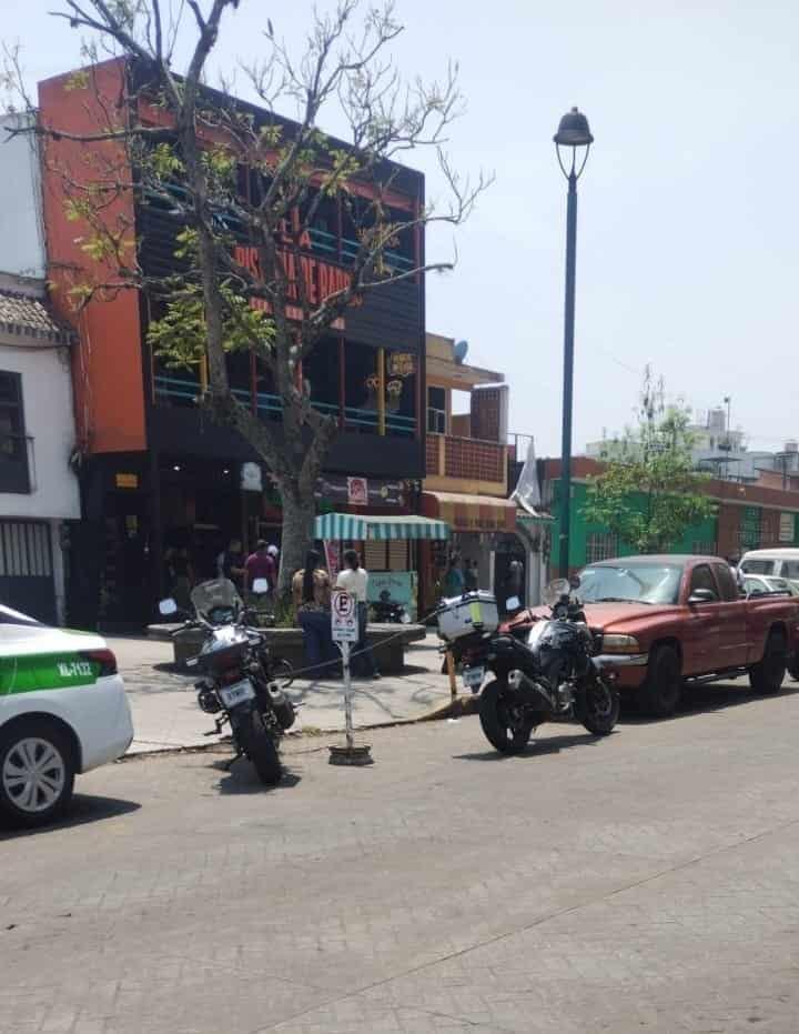 Sujeto agresivo causa movilización policial en barrio del Dique en Xalapa