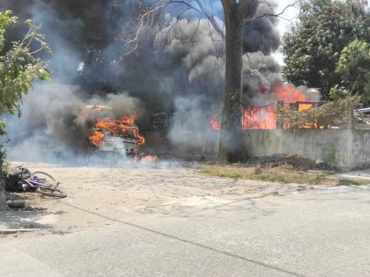 Misterioso incendio consume dos vehículos en Martínez de la Torre