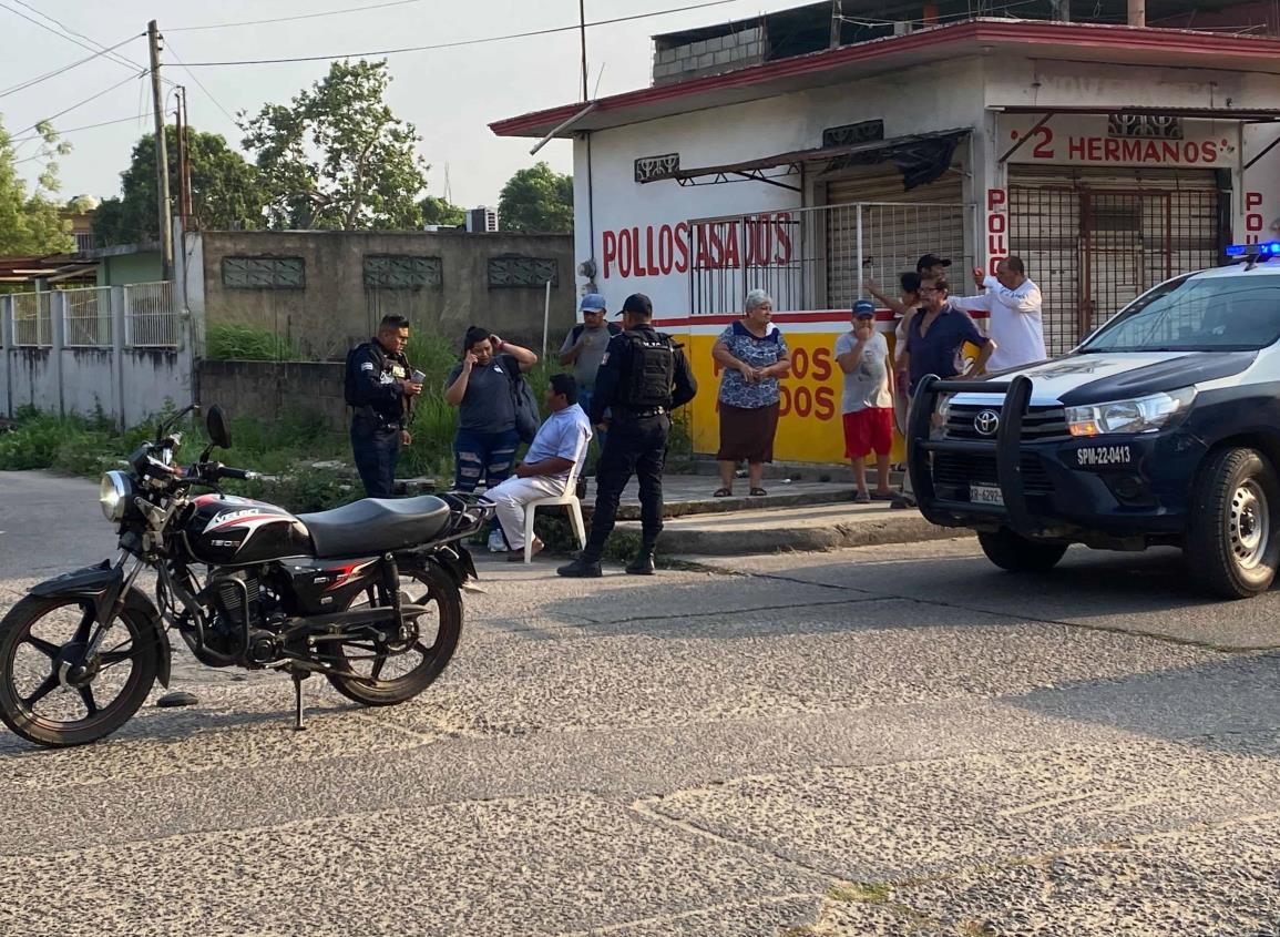 Motociclista lesionado tras ser impactado por un automóvil; la presunta responsable se dio a la fuga | VIDEO