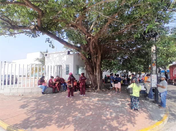 Trabajadores del hospital regional de Boca del Río realizan paro de labores por falta de pagos