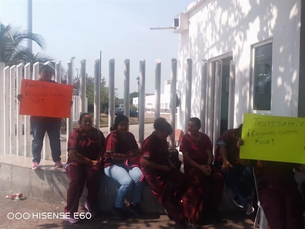 Trabajadores del hospital regional de Boca del Río realizan paro de labores por falta de pagos