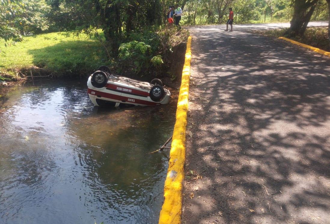 Taxi cae de puente en la comunidad Dos de Abril, en San Andrés Tuxtla