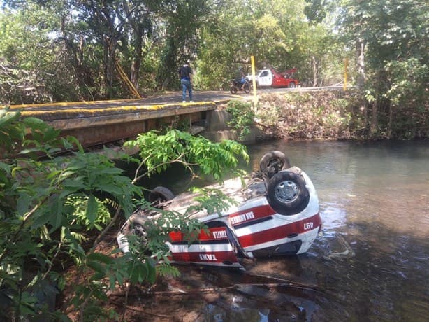 Taxi cae de puente en la comunidad Dos de Abril, en San Andrés Tuxtla