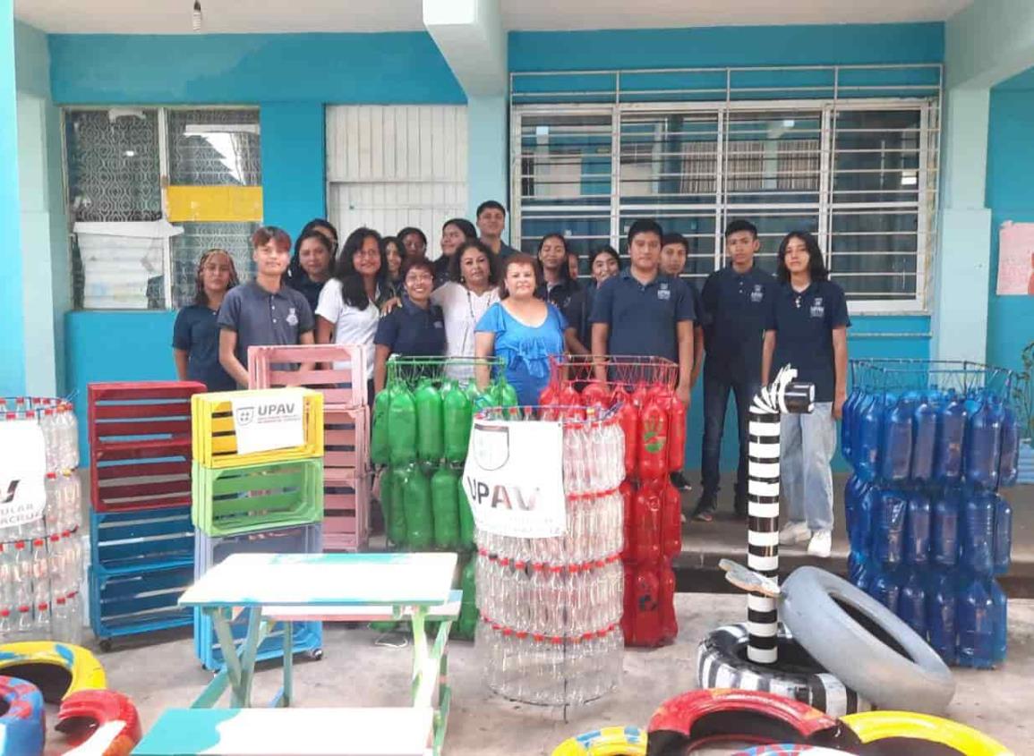 Donan mobiliario construido con material reciclado a escuela primaria Miguel Hidalgo