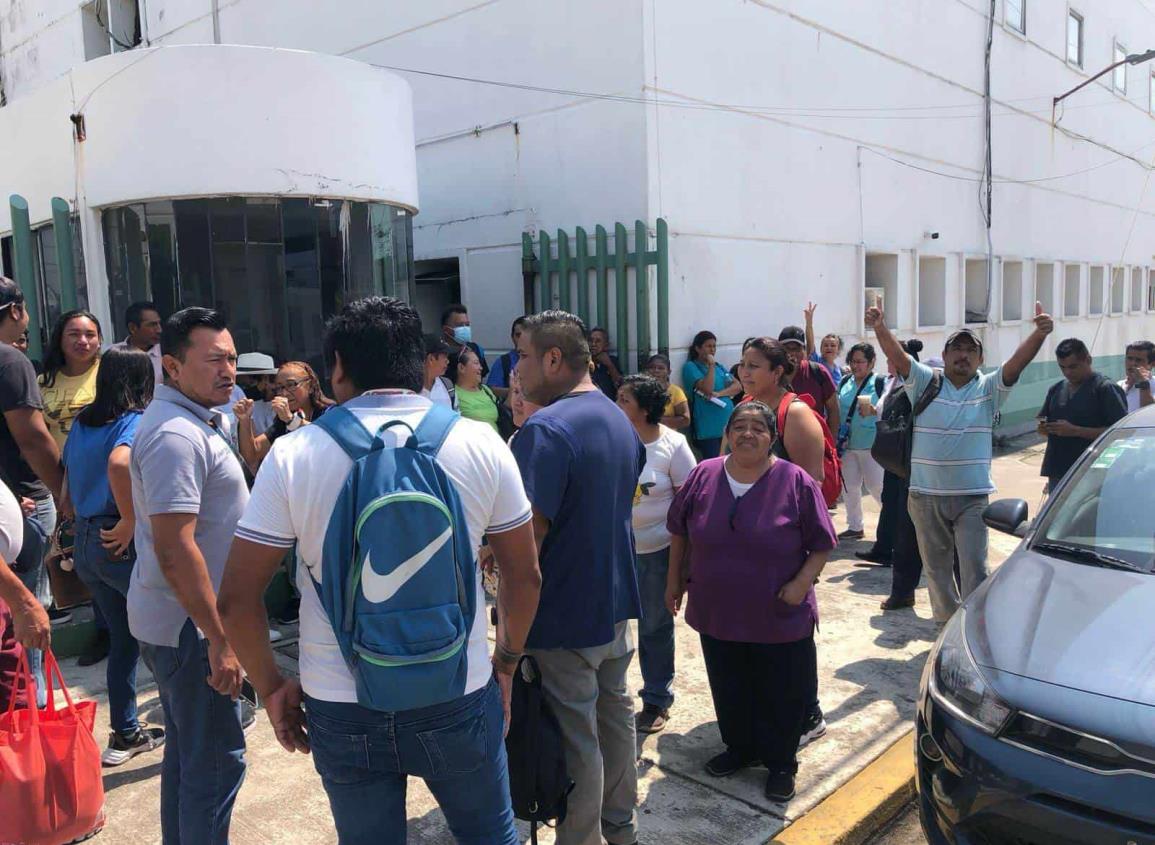 Personal de limpieza de Hospital de Coatzacoalcos exige pagos en tiempo y forma