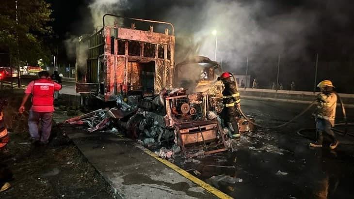 Tráiler y camión terminan calcinados en la autopista Ciudad Isla-La Tinaja