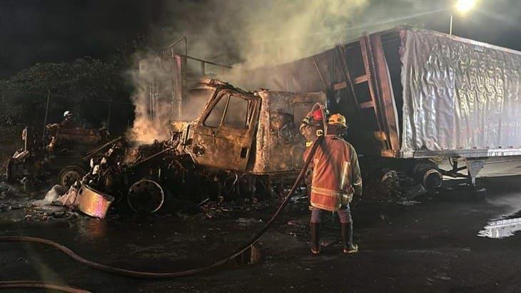 Tráiler y camión terminan calcinados en la autopista Ciudad Isla-La Tinaja