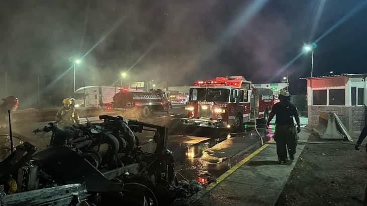 Tráiler y camión terminan calcinados en la autopista Ciudad Isla-La Tinaja