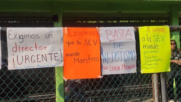 ¡Docentes alzan la voz! quieren fuera a directora de la General 5 de Coatzacoalcos