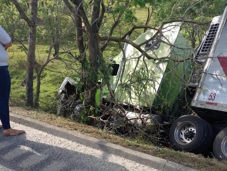 Le arrebatan la vida a trailero al oponerse a un asalto en la carretera Coatzacoalcos-Villahermosa | VIDEO