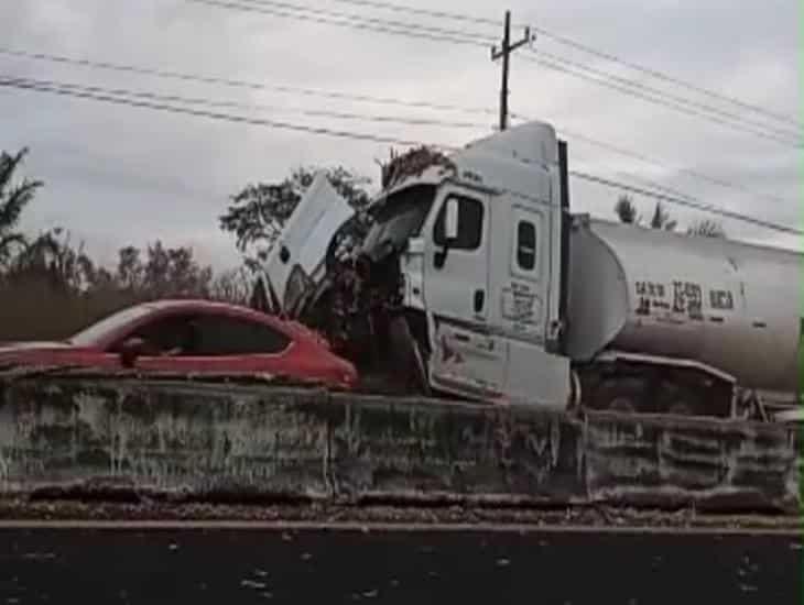 Tráiler se estrella contra paja en Puente Nacional