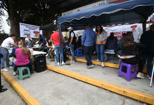 Sindicatos mantienen tomada las oficinas de la SEV en Xalapa