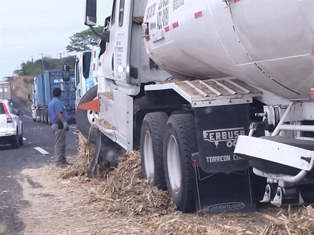 Tráiler se estrella contra paja en Puente Nacional