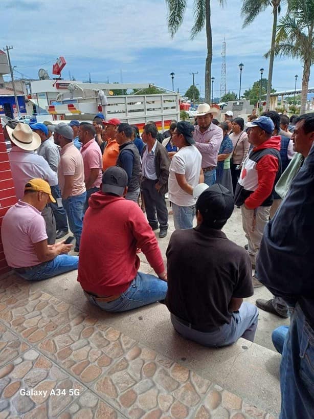 Pobladores protestan en el palacio de Calcahualco, en Veracruz