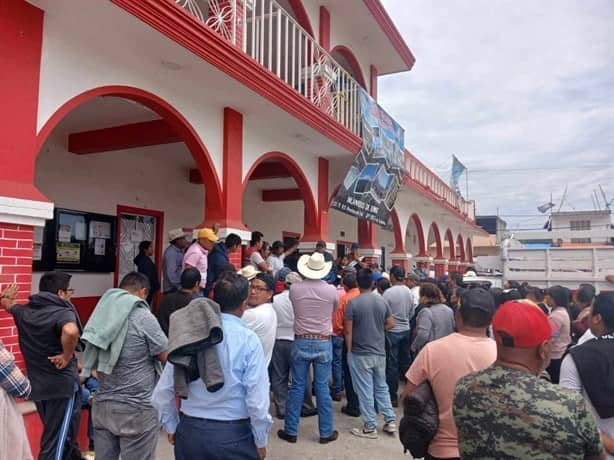 Pobladores protestan en el palacio de Calcahualco, en Veracruz