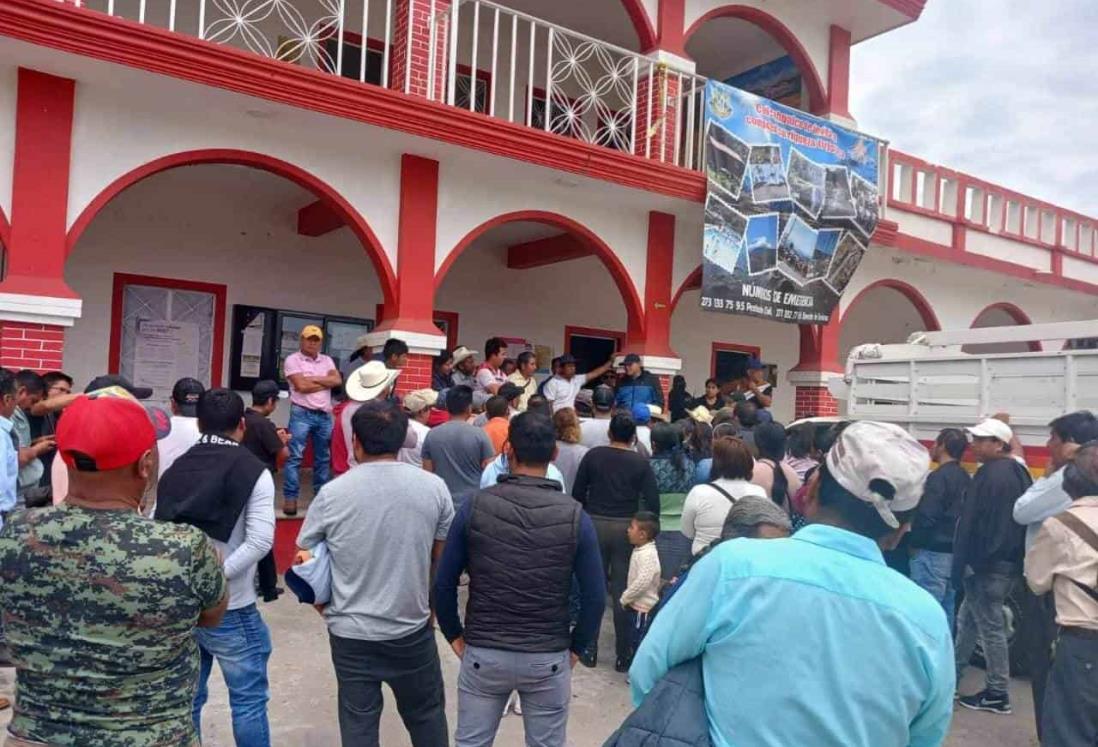 Pobladores protestan en el palacio de Calcahualco, en Veracruz