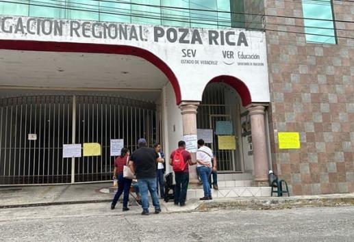 Toman oficinas de la SEV en Poza Rica; reclaman trato justo para organizaciones magisteriales