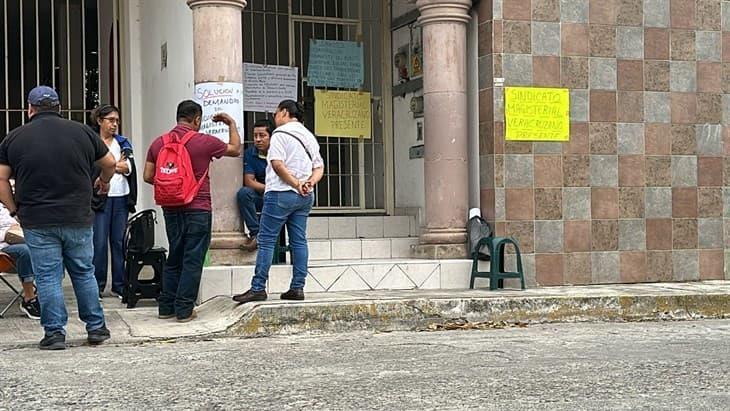 Toman oficinas de la SEV en Poza Rica; reclaman trato justo para organizaciones magisteriales