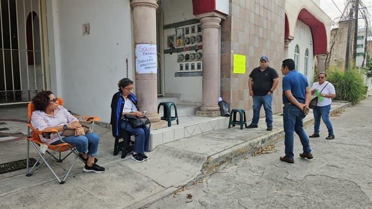 Toman oficinas de la SEV en Poza Rica; reclaman trato justo para organizaciones magisteriales