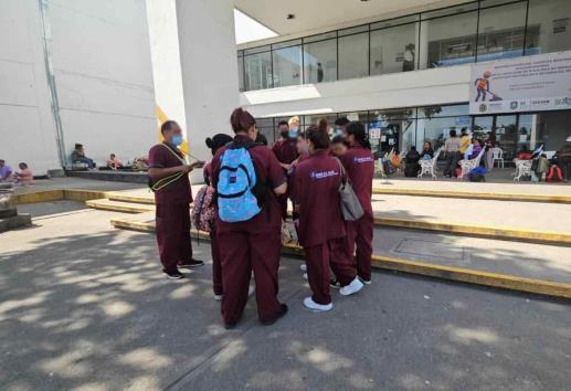 Personal de limpieza del Hospital Regional de Poza Rica mantiene protesta