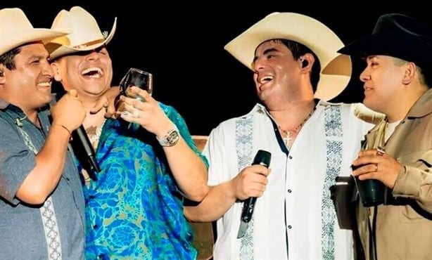 Así cantó Eduin Caz, vocalista de Grupo Firme con jaraneros en un restaurante de Veracruz | VIDEO