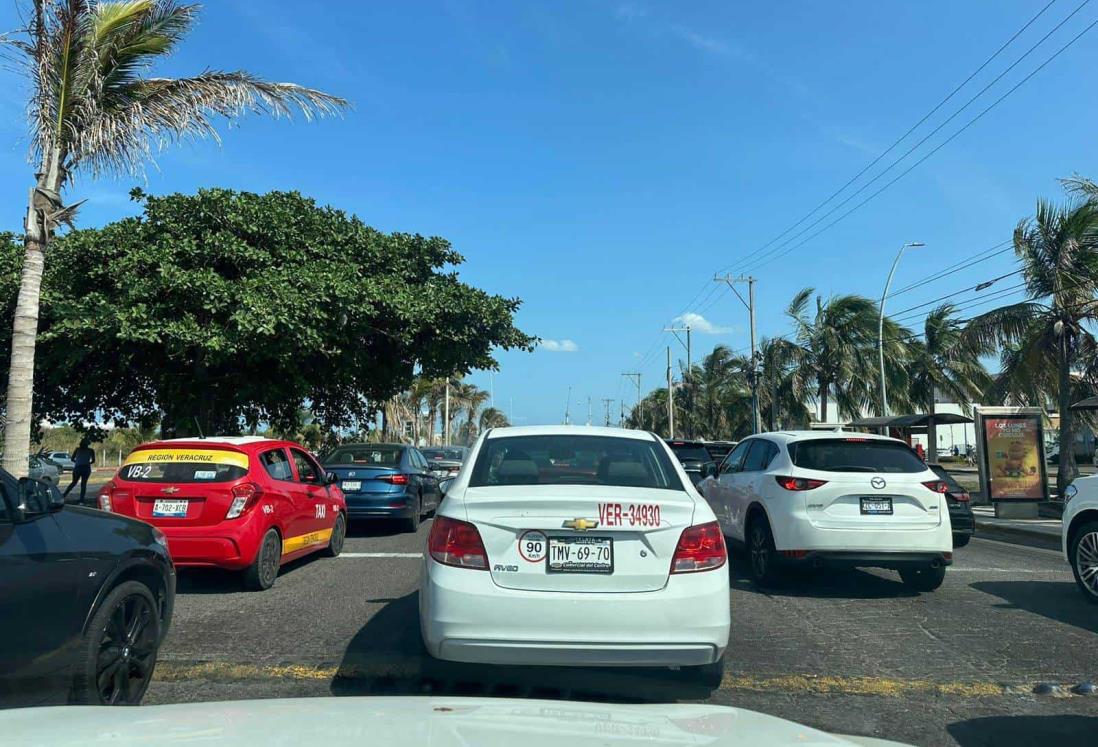 Reportan largas filas de automóviles en bulevar de la Riviera Veracruzana