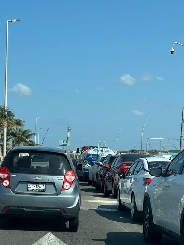 Reportan largas filas de automóviles en bulevar de la Riviera Veracruzana