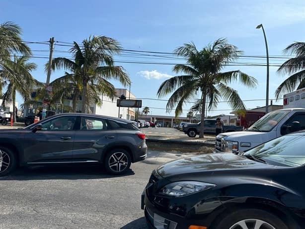 Reportan largas filas de automóviles en bulevar de la Riviera Veracruzana