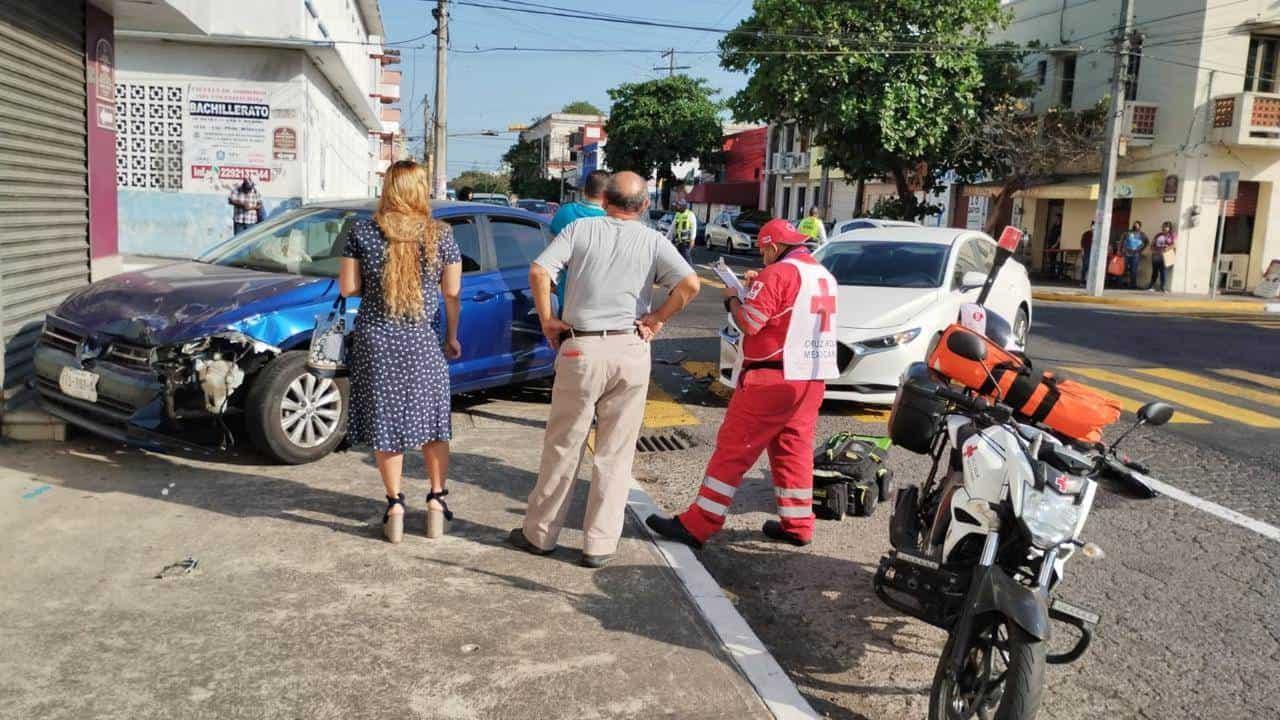 Fuerte accidente entre dos vehículos en la colonia Centro de Veracruz