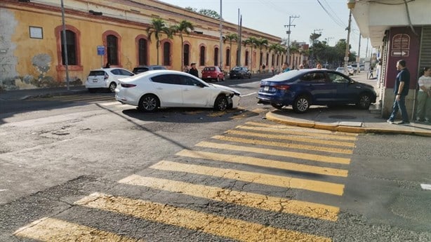 Fuerte accidente entre dos vehículos en la colonia Centro de Veracruz