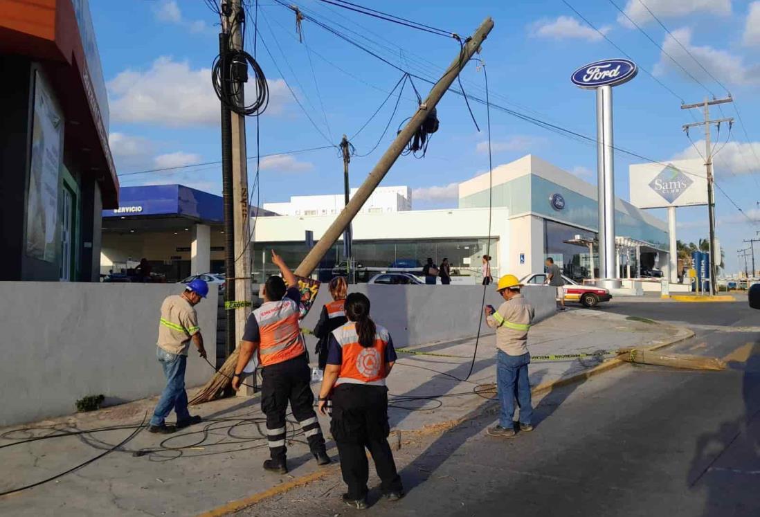 Autobús de pasajeros derriba poste en Veracruz y casi provoca una tragedia | VIDEO