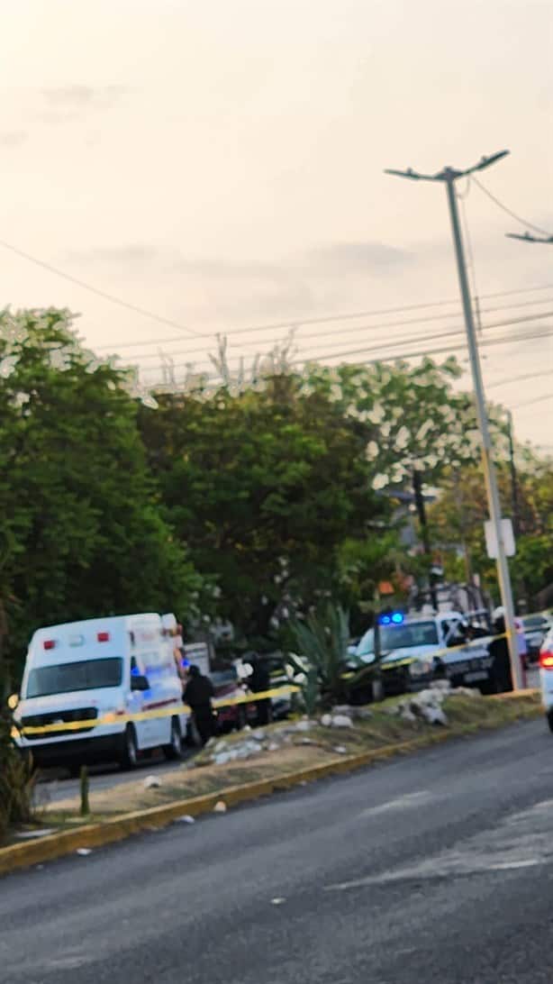 Camión urbano atropella a motociclistas en colonia de Veracruz; una mujer falleció