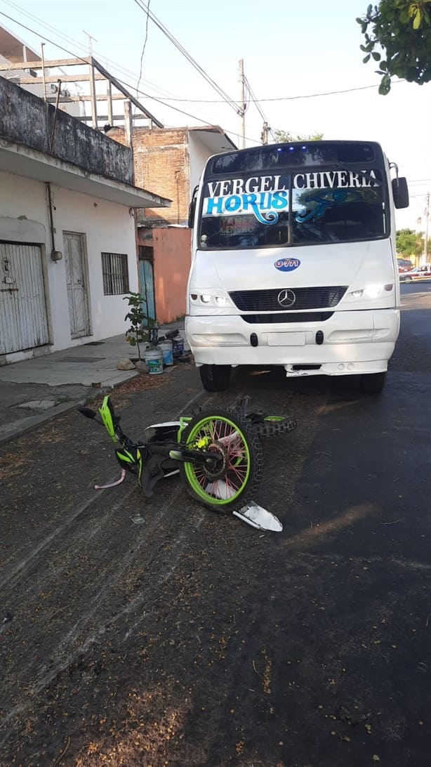 Camión urbano atropella a motociclistas en colonia de Veracruz; una mujer falleció