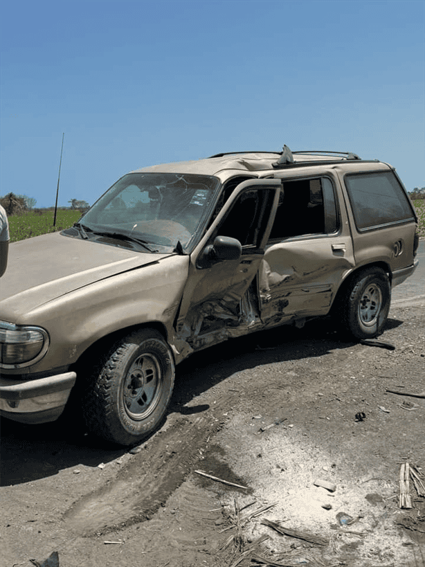 Choque entre camionetas deja lesionados y cuantiosos daños materiales en Úrsulo Galván