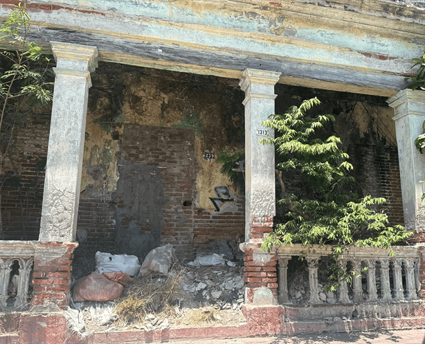 Casa abandonada en Centro de Veracruz se convirtió en basurero urbano