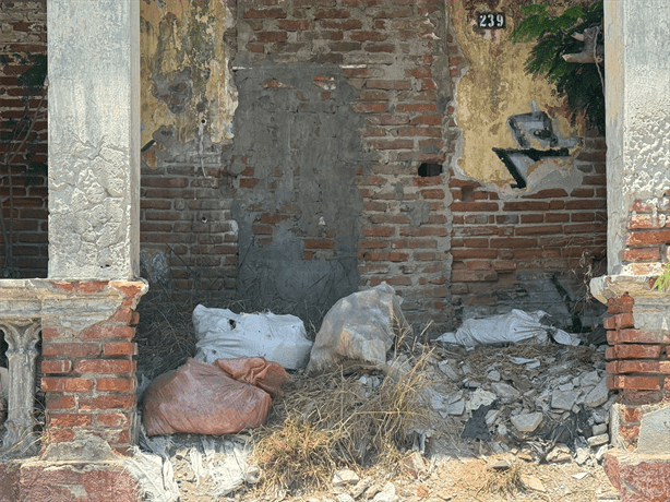 Casa abandonada en Centro de Veracruz se convirtió en basurero urbano