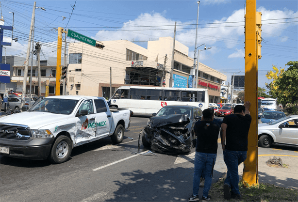 Fuerte accidente en colonia Centro de Veracruz deja daños considerables y un lesionado